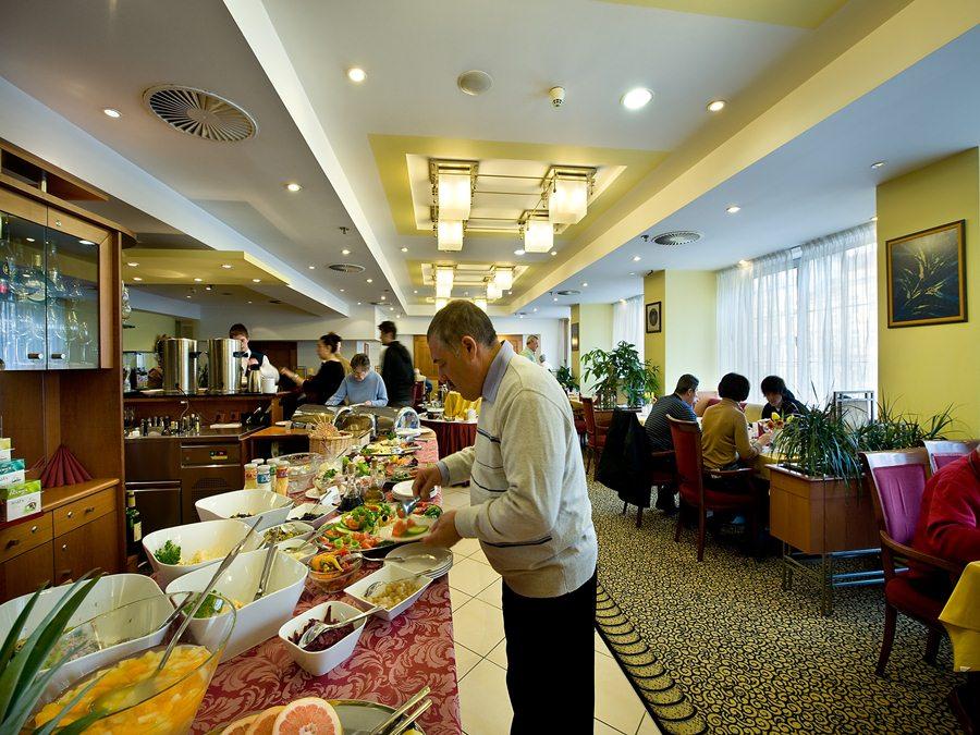Ramada Centre מלון 4*