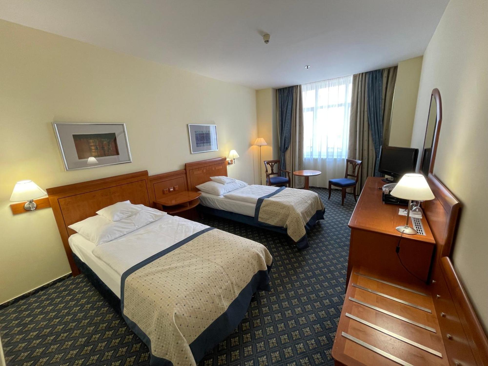 מלון Ramada Centre 4*
