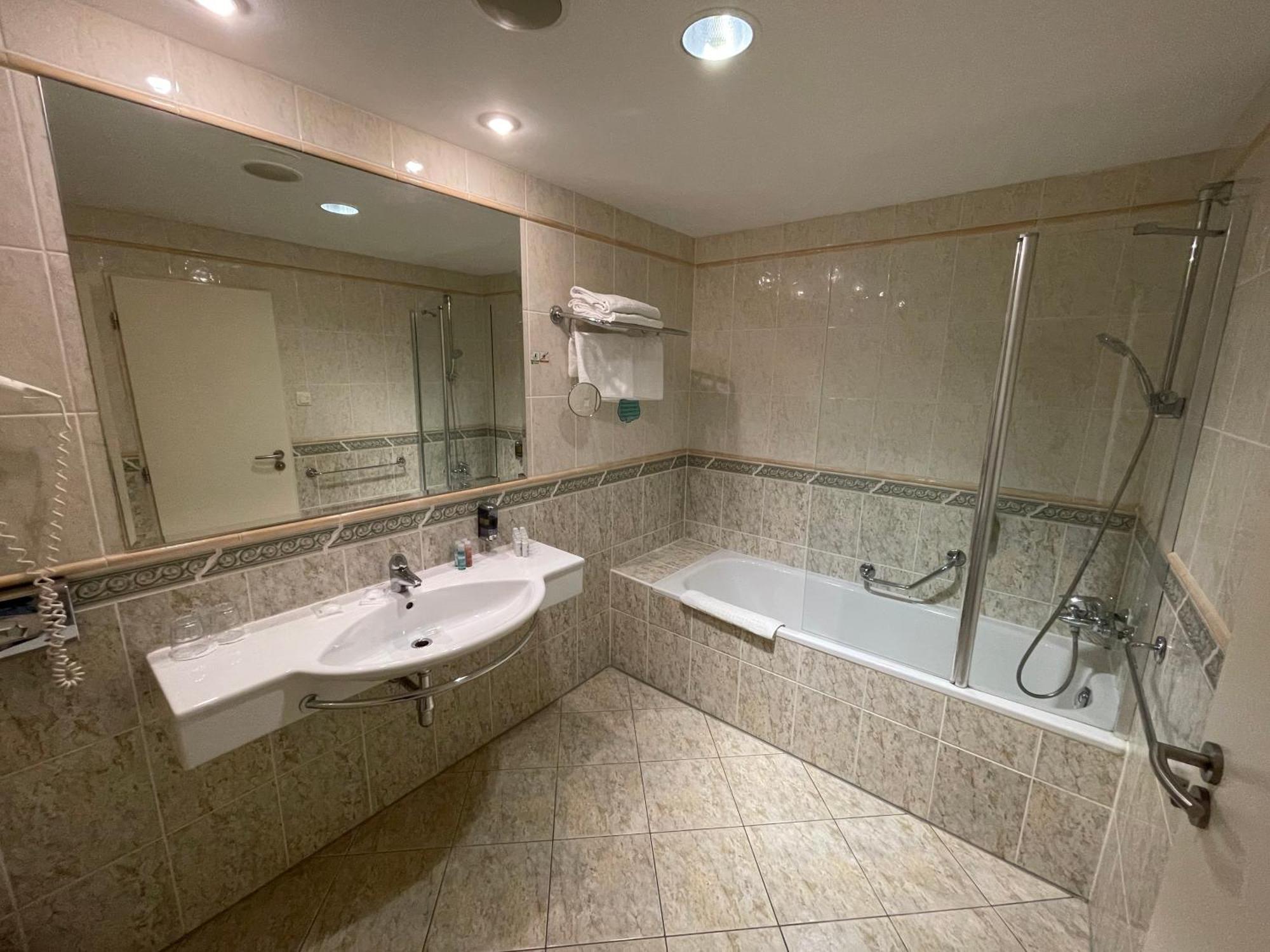 Ramada Centre מלון 4*