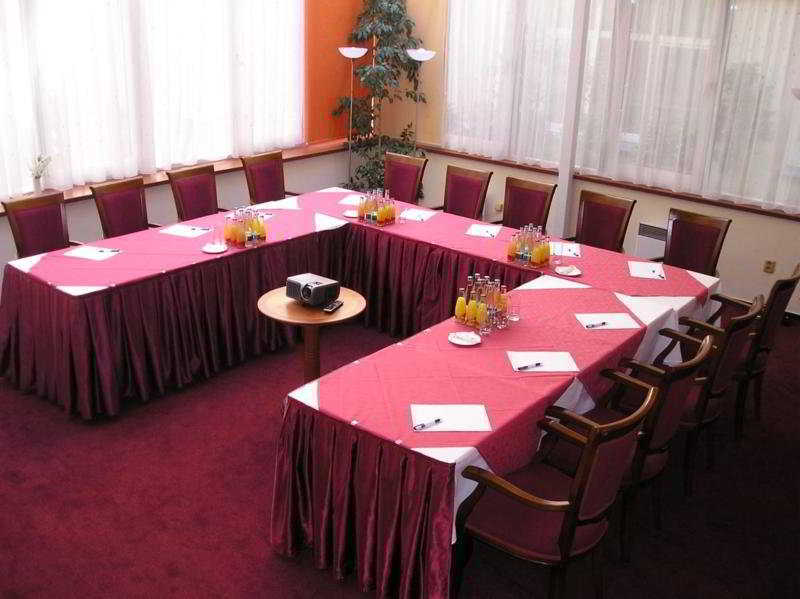 Ramada Centre 4* פראג