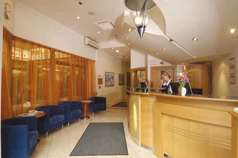Ramada Centre מלון 4*